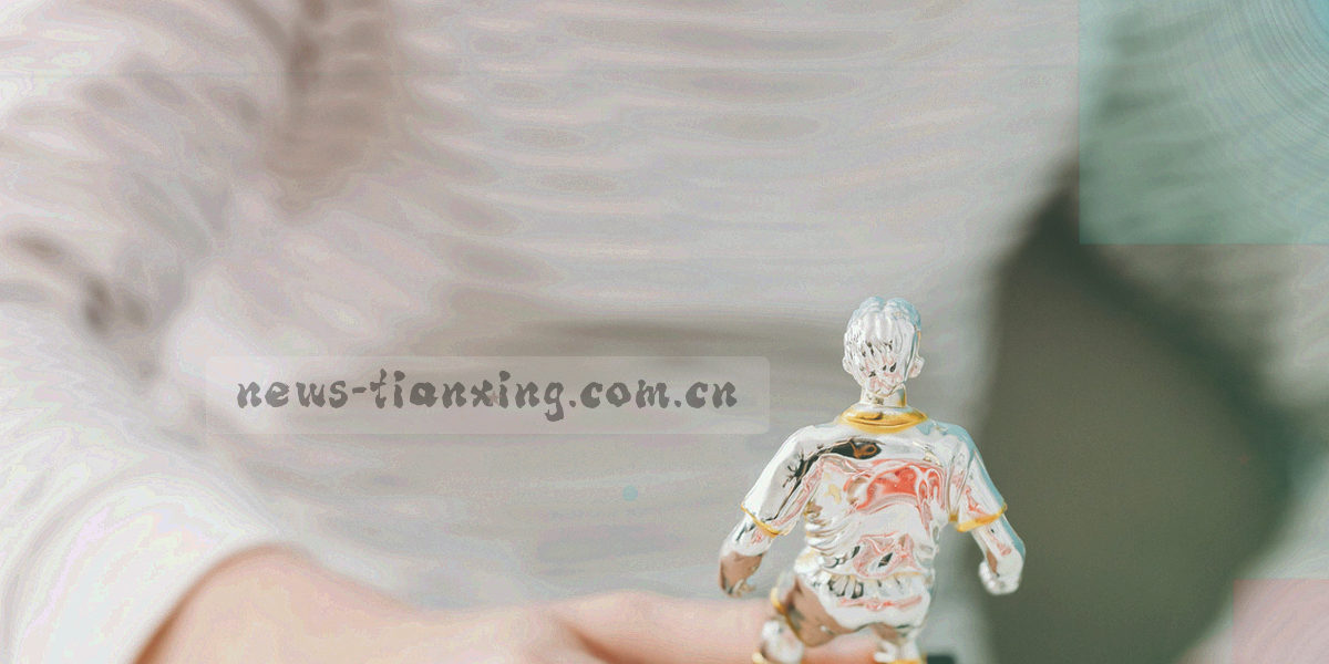 暗红与暖沙色块交织的抽象网格纹理，中央叠着一个由细线搭成的锁形轮廓
